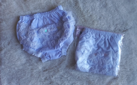 calcinha branca com detalhe flores e folha