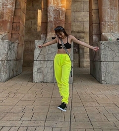 Cropped Julie na internet