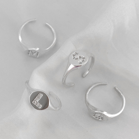 ANEL DE PRATA LETRA INICIAL CRAVEJADA MINDINHO