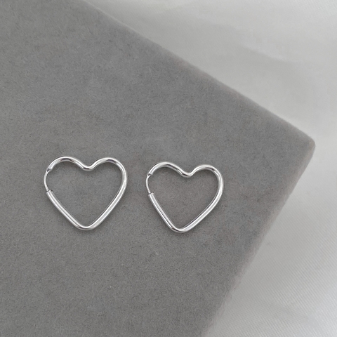 BRINCO DE PRATA ARGOLINHA CORAÇÃO M