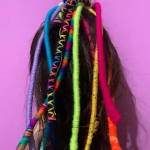 KIT COM 10 APLIQUES COLORIDOS ESTILO DREAD DE LINHA