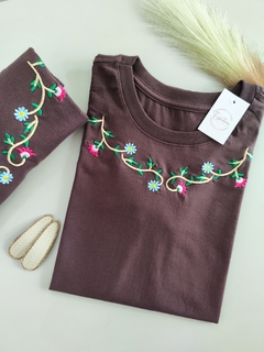T-shirt Bordada Gola Ramos Florais Chocolate - comprar online
