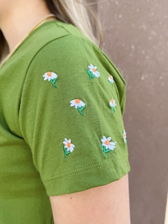 T-shirt Bordada Mangas Margaridas na internet