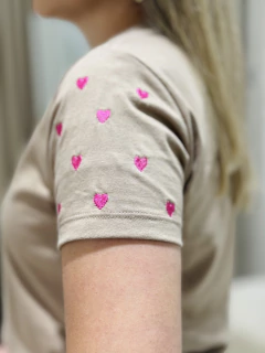 T-shirt Bordada Corações Mocha Mousse - T-shirteria Marjorie Nacca