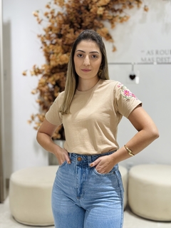 T-shirt Bordada nas Mangas Nude - comprar online