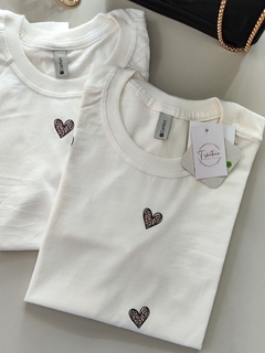 T-shirt Estampada Corações Oncinha Off White - T-shirteria Marjorie Nacca
