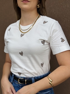 T-shirt Estampada Corações Oncinha Off White - comprar online