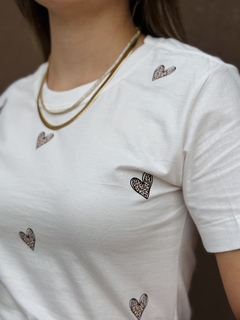 T-shirt Estampada Corações Oncinha Off White - comprar online