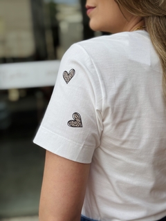 T-shirt Estampada Corações Oncinha Off White