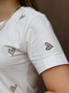 T-shirt Estampada Corações Oncinha Off White - loja online