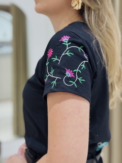 T-shirt Bordada Mangas 5 Flores Pink - T-shirteria Marjorie Nacca