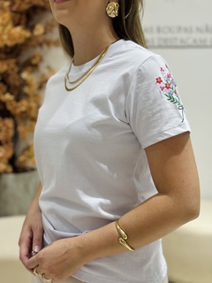 T-shirt Bordada nas Mangas Buquê de Flores - comprar online