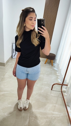 Imagem do T-shirt Gola Alta Preta