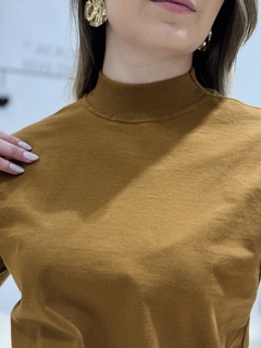 T-shirt Gola Alta Caramelo - T-shirteria Marjorie Nacca