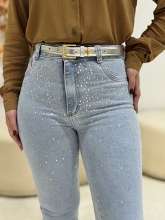 Calça Jeans Flare Bruna na internet
