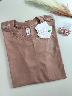 T-shirt Premium Lisa Mocha Mousse na internet