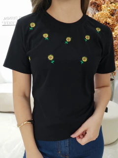 T-shirt Bordada Girassóis Preta - T-shirteria Marjorie Nacca
