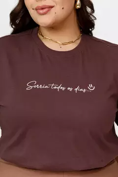 T-shirt Plus Size Sorria na internet