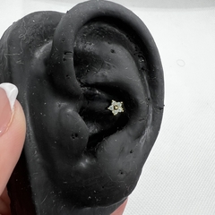 Piercing flor com zircônias na internet