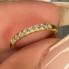 Argola cravejada com zircônias