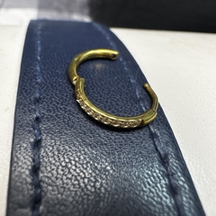 Argola cravejada com zircônias - Flor de Furo