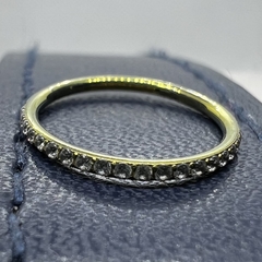 Argola de titânio, cravejada com zircônias