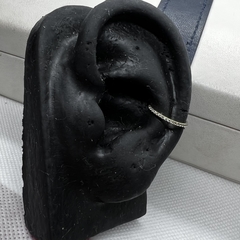 Argola de titânio, cravejada com zircônias - Flor de Furo