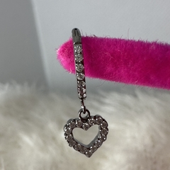 Argola com pingente de coração em titânio