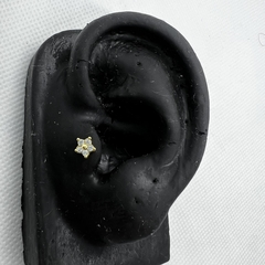 Piercing flor com zircônias