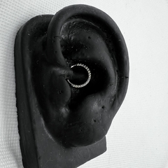 Argola com pedras frontal, titânio - Flor de Furo