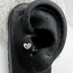 Coração: metade liso, metade cravejado - Flor de Furo