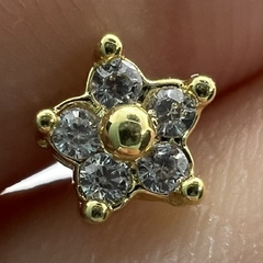 Piercing flor com zircônias
