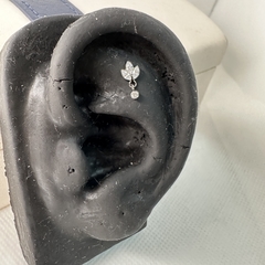 3 pétalas em zircônias- 3mm com pingente de 2mm - Flor de Furo