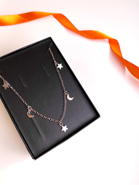 Colar gargantilha choker em aço inox antialérgico prata com pingentes de estrela e lua EM17