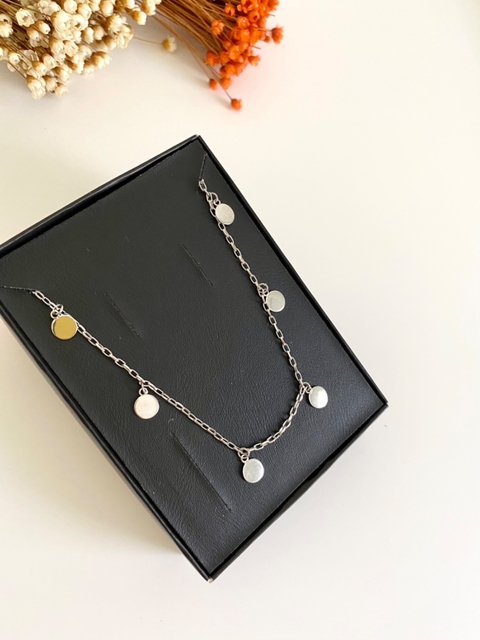 Colar gargantilha choker em aço inox antialérgico prata de moedinhas EM16