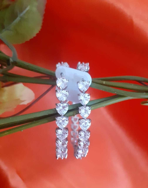 Brinco Argola Coração cravejado Cristal.