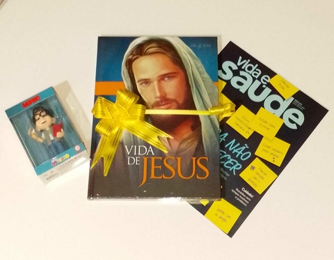 Kit Presentes Adultos - Livro Vida de Jesus Grande + Brindes: 1 Miniatura da Turma do Nosso Amiguinho e 1 Revista Vida e Saúde