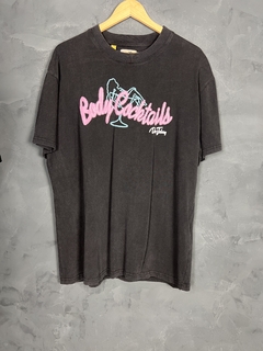 CAMISETA GALLERY DEPT ''BODY COCKTAILS'' PRETA