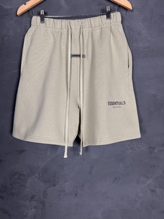 BERMUDA DE MOLETOM FEAR OF GOD ESSENTIALS VERDE