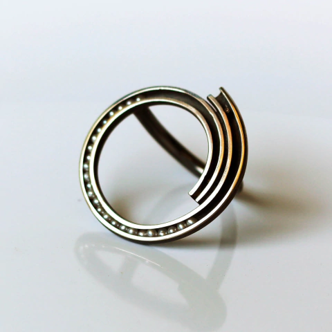 ANEL CIRCULAR ABERTO COM MINI PÉROLA "MOVIMENTO"