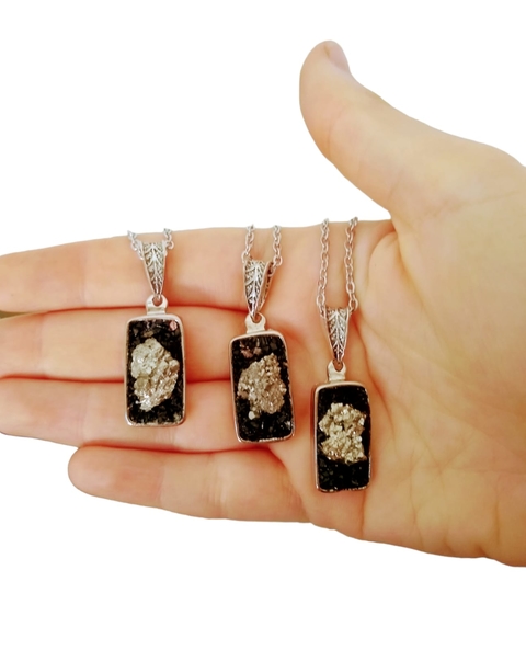 collar rectangular turmalina negra y pirita