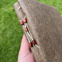 BITÁCORA MARRÓN CON MOSTACILLAS - Malu Cuadernos