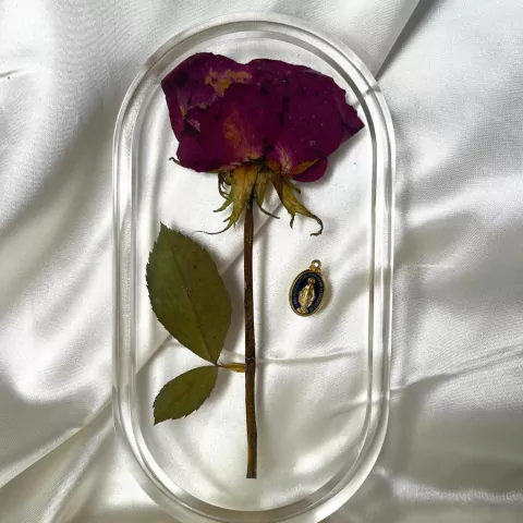 bandeja-oval-em-resina-com-flores-naturais-eternizadas