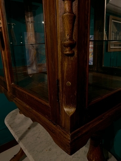 CRISTALEIRA QUARTEIO, ESTILO COLONIAL, EM VINHÁTICO, DUAS PORTAS EM VIDRO,BASE CENTRAL EM MÁRMORE CARRARA BRANCO - CÓD. 50 na internet