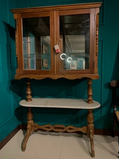CRISTALEIRA QUARTEIO, ESTILO COLONIAL, EM VINHÁTICO, DUAS PORTAS EM VIDRO,BASE CENTRAL EM MÁRMORE CARRARA BRANCO - CÓD. 50 - comprar online