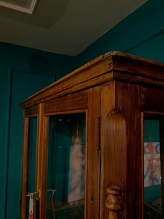 CRISTALEIRA QUARTEIO, ESTILO COLONIAL, EM VINHÁTICO, DUAS PORTAS EM VIDRO,BASE CENTRAL EM MÁRMORE CARRARA BRANCO - CÓD. 50 - loja online