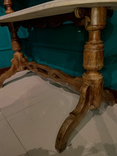 CRISTALEIRA QUARTEIO, ESTILO COLONIAL, EM VINHÁTICO, DUAS PORTAS EM VIDRO,BASE CENTRAL EM MÁRMORE CARRARA BRANCO - CÓD. 50