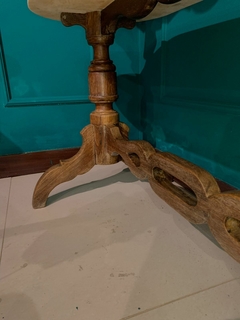 CRISTALEIRA QUARTEIO, ESTILO COLONIAL, EM VINHÁTICO, DUAS PORTAS EM VIDRO,BASE CENTRAL EM MÁRMORE CARRARA BRANCO - CÓD. 50 na internet