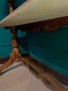 CRISTALEIRA QUARTEIO, ESTILO COLONIAL, EM VINHÁTICO, DUAS PORTAS EM VIDRO,BASE CENTRAL EM MÁRMORE CARRARA BRANCO - CÓD. 50 - Toque Antigo