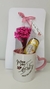 Lembrancinha caneca alça coração rosa + arranjo e chocolate - Mãe - comprar online